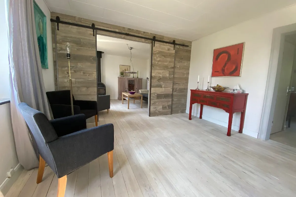 Wohnzimmer mit Brennofen