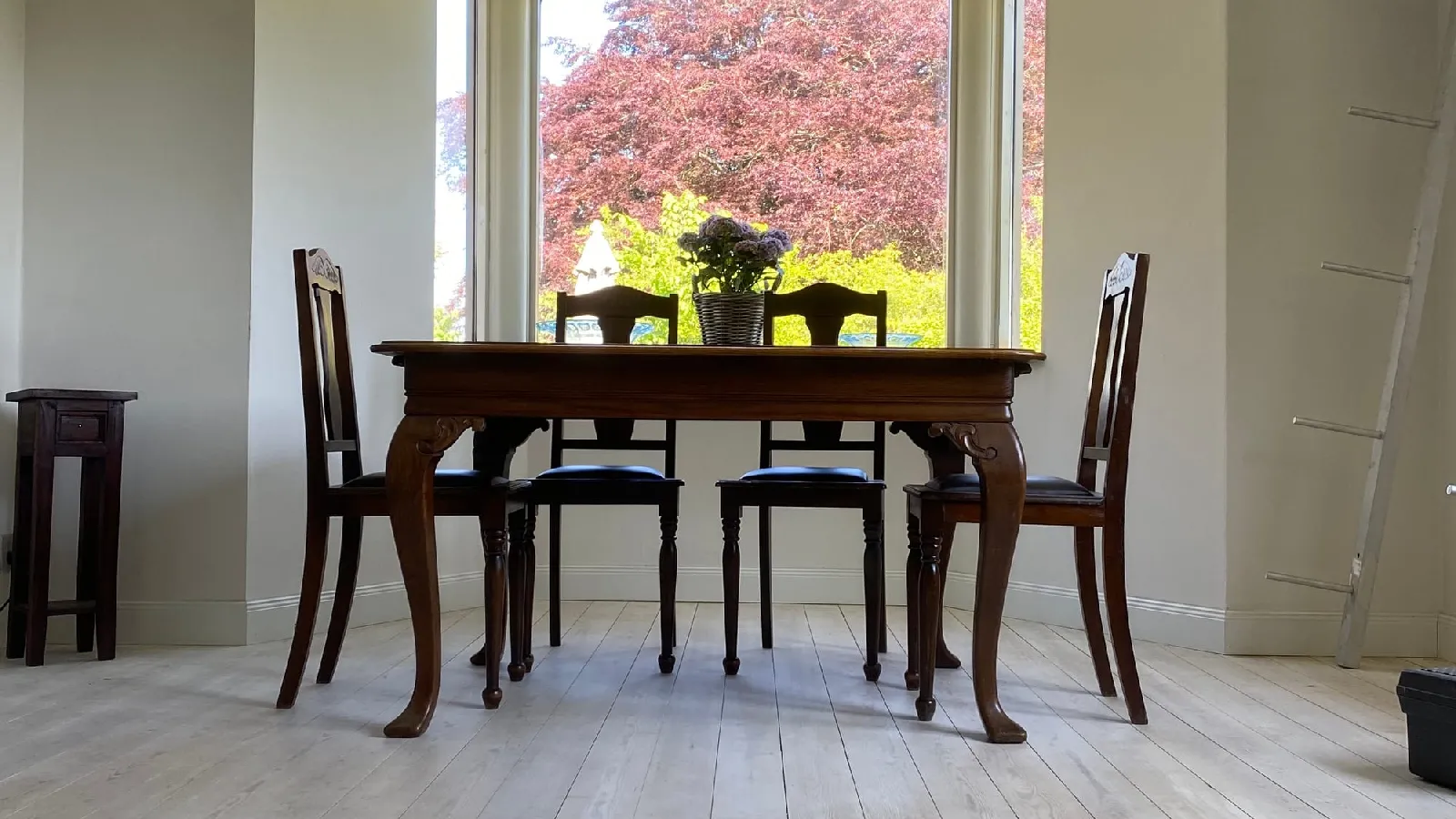 Esszimmer des Ferienhauses mit Blick in den Garten