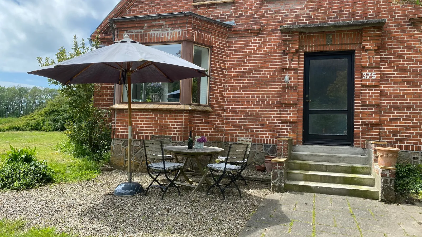 Das rote Ferienhaus mit Sitzplatz im Garten